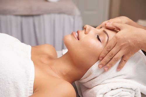 Salon d'esthétique avec des soins du visage à Pantin