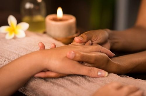 Salon d'esthétique avec des soins des mains et des pieds à Pantin