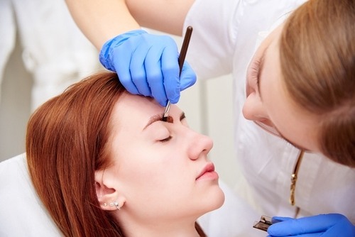 Salon d'esthétique avec des teintures des cils et sourcils à Pantin